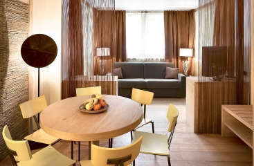 Suite Apartments Color Home ****