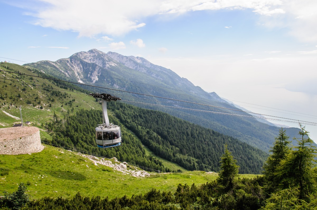 Kabinová panoramatická lanovka na Monte Baldo v Itálii