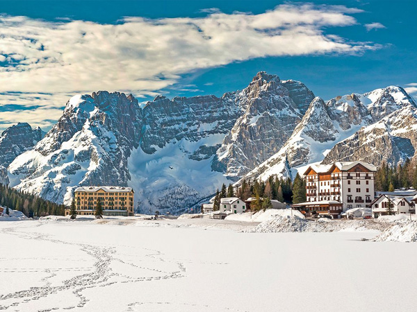 Zamrzlé jezero Misurina nedaleko Cortiny d´Ampezzo