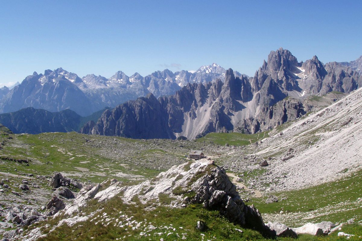 Chata Rifugio Lavaredo s Paternkofelem v pozadí