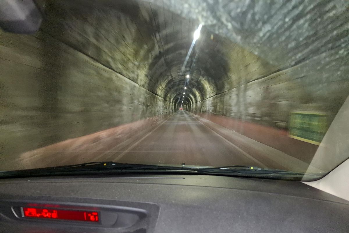 Průjezd tunelem Munt la Schera