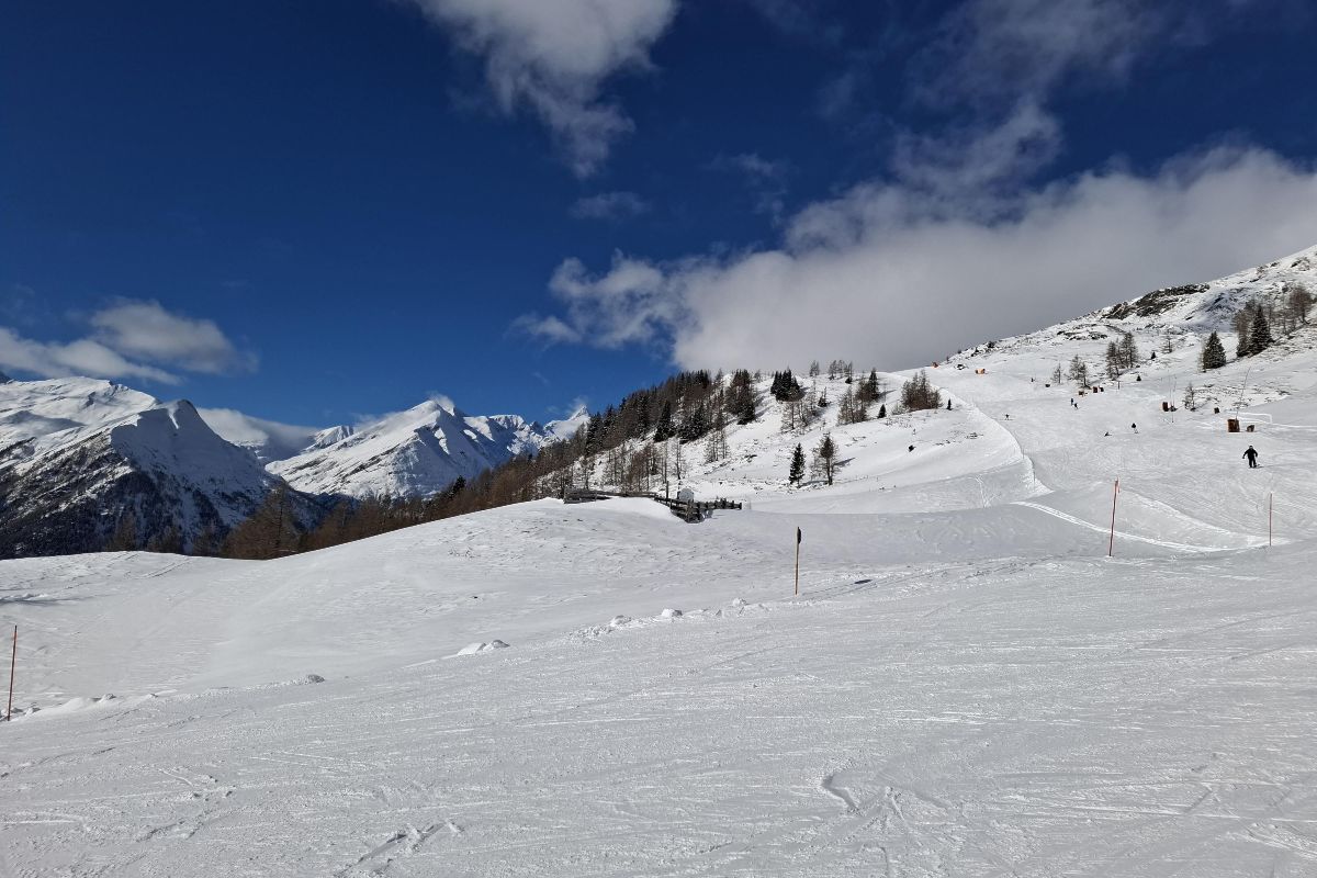 Nejvyšší rakouskou horu Grossglockner objevíte takřka uprostřed fotografie