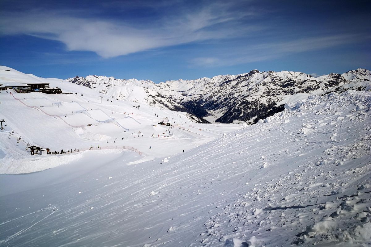 Centrum lyžařského areálu Carosello z jedné strany...