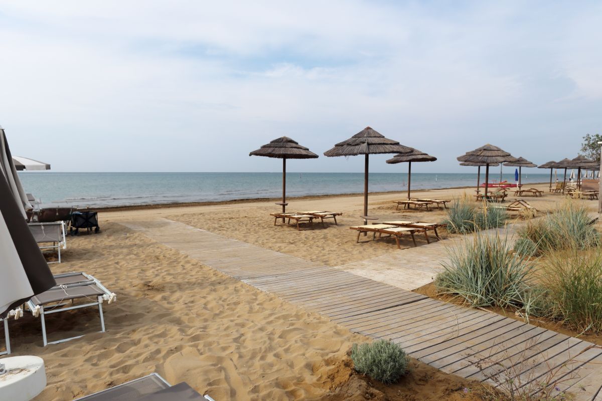 Ráno na pláži v Bibione