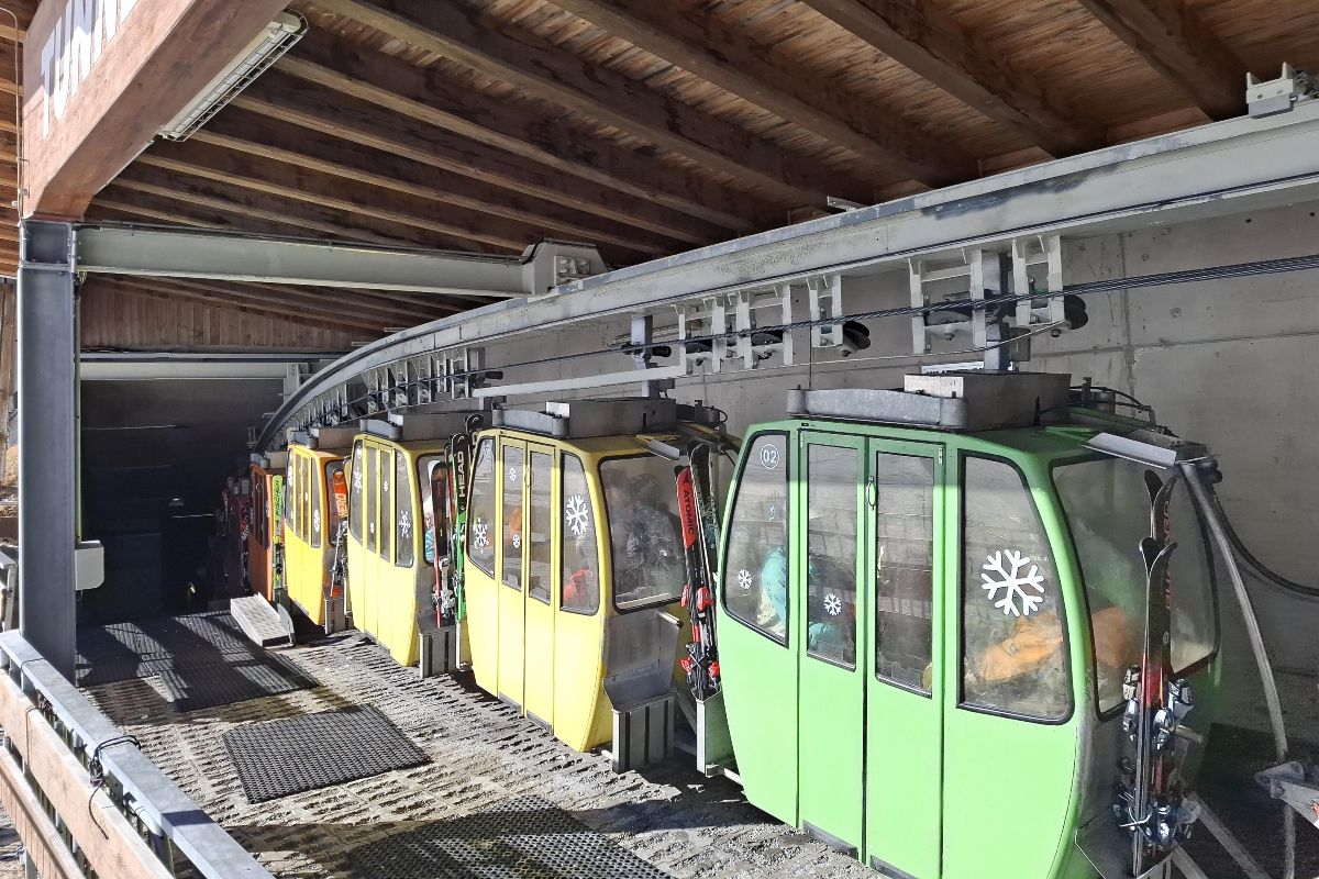 Lanová dráha Tunnelbahn Fleißalm přijíždí do horní stanice