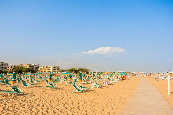 Lehátka na pláži v Bibione