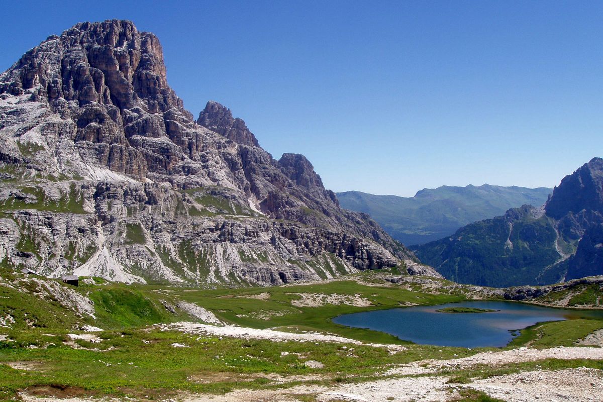 Jezero Lago dei Piano pod Dreizinnenhütte