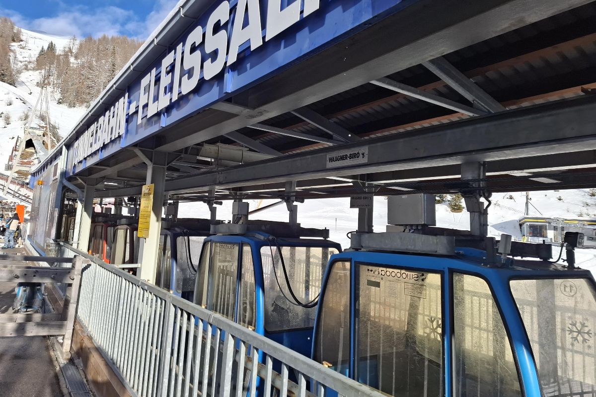 Tunnelbahn Fleißalm s dolním portálem tunelu v pozadí