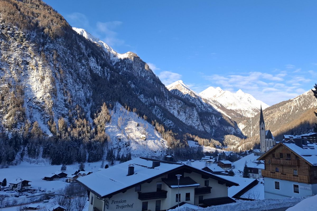 Vesnička Heiligenblut se špičkou Grossglockneru v pozadí
