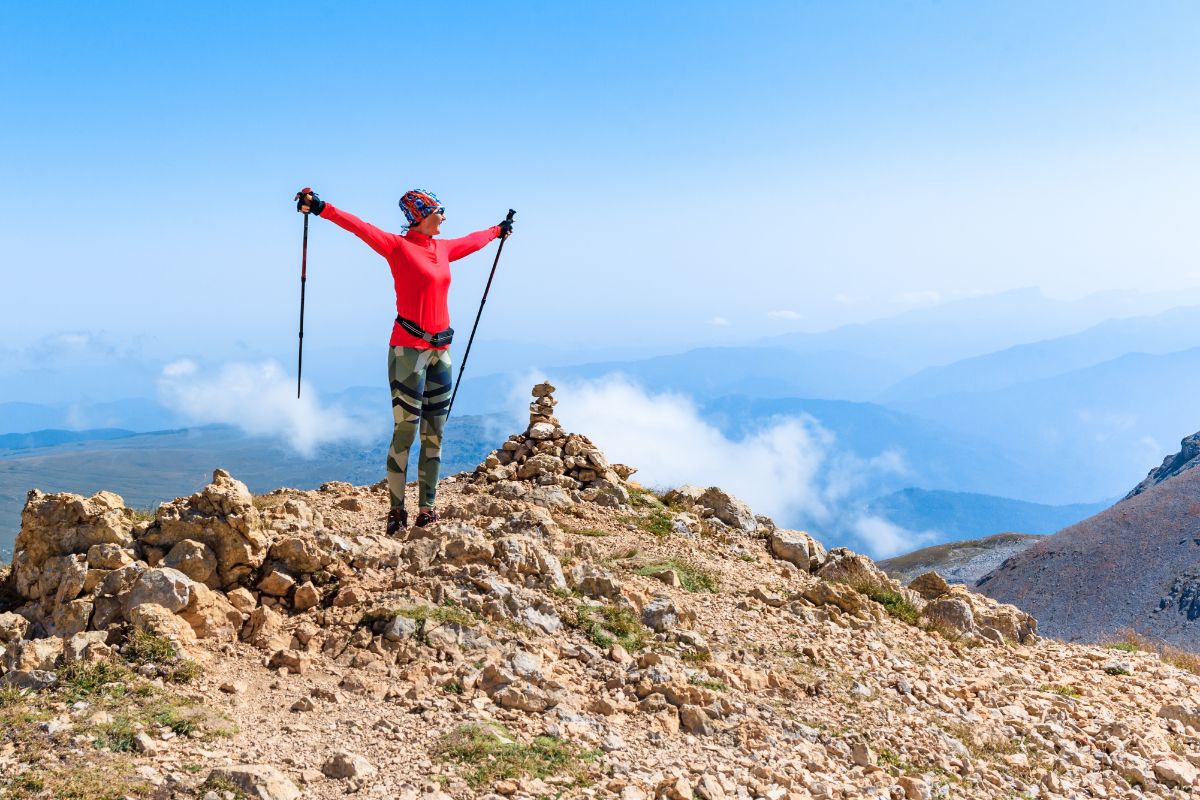 Žena s trekingovými holemi