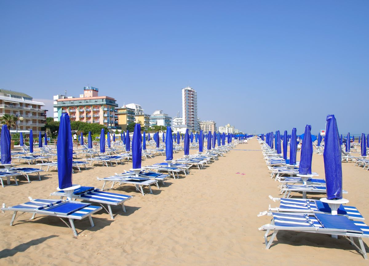 Lehátka a slunečníky na pláži v Lido di Jesolo