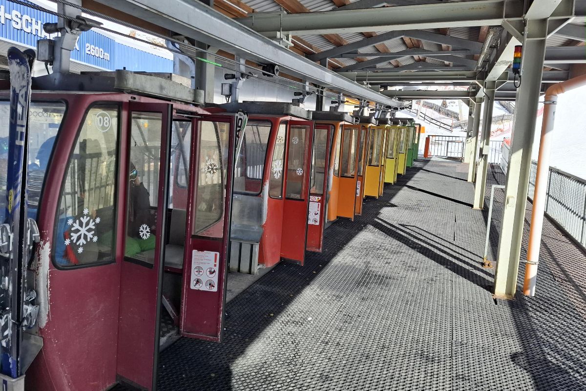 Lanová dráha Tunnelbahn Fleißalm v dolní stanici
