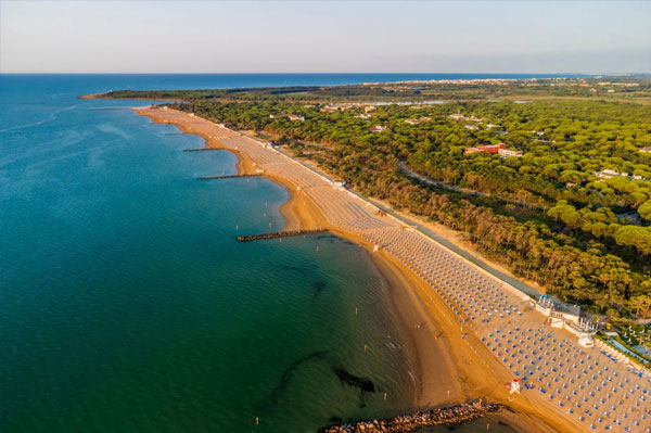 Západ slunce nad pláží v Lignano Sabbiadoro